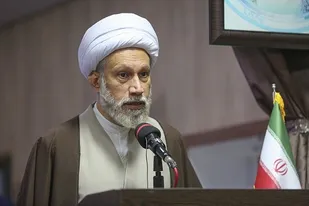 در بعد اجتماعی، اطاعت از ولی فقیه به عنوان راهبرد مهم امر به معروف و نهی از منکر دنبال شود