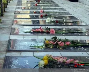 گلزار شهدای گمنام زاهدان با حضور پدران شهدا غبارروبی و عطر افشانی شد