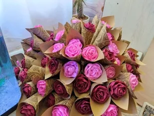توزیع ۲۰۰ شاخه گل در شهرک گلستان بجنورد