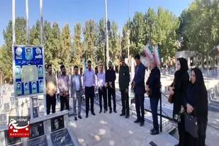 عطرافشانی گلزار شهدای نهاوند به مناسبت هفته بسیج کارمندی
