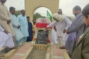 مراسم غبار روبی و عطرافشانی مزار شهدا در ناهوک