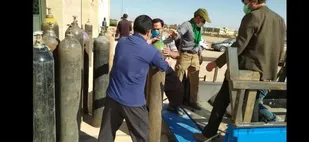تأمین کپسول اکسیژن در مهریز توسط گروه جهادی + تصاویر
