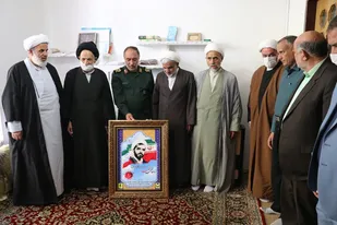 دیدار نماینده و لی فقیه در استان، فرمانده سپاه استان و مسئولان بنیاد شهید با خانواده شهید حجت الاسلام شهاب