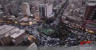جشن و شادی مردم پس از پیروزی تیم ملی فوتبال/ اهتزاز &zwnj;پرچم ۳ رنگ ایران + فیلم