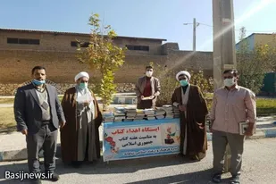 اهدا بیش از ۱۰۰۰ جلد کتاب به شرکت&zwnj;کنندگان نماز جمعه در نهاوند