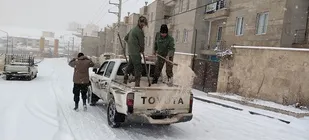 مشارکت پاسداران و گروههای جهادی  برای پاکسازی معابر برفی  فیروزکوه