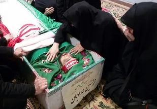 مادر شهید حدادیان خطاب به پدر روح&zwnj;الله زم: نباید از خجالت سر بلند کنید!