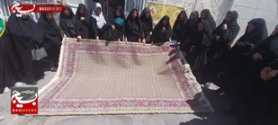 ارادتی از جنسِ هنر با گِره بر تاروپود قالی/ اینجا هنر نذرِ عاشقی می&zwnj;شود