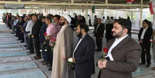 غبار روبی و عطر افشانی قبور مطهر شهدای زرند برگزارگردید