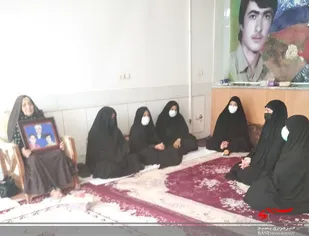 دیدار با خانواده شهداء روحیه دفاع از کشور را تقویت میکند