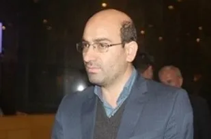 اصلح کسی است که نگاهش به درون باشد نه به دست دشمن