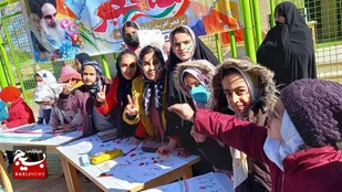 برپایی ایستگاه نقاشی و قرآن بخوان جایزه ببر در حاشیه راهپیمایی ۲۲ بهمن