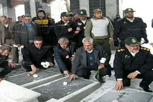 عطرافشانی و گلباران مزار شهدای نهاوند