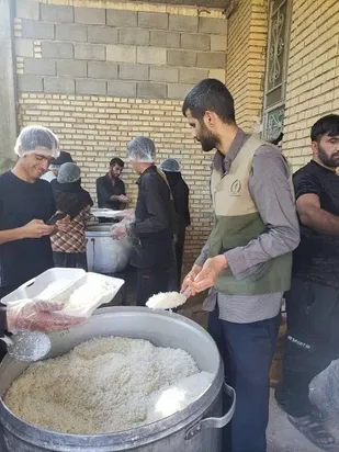 پخت و توزیع غذای گرم بین نیازمندان در بازفت