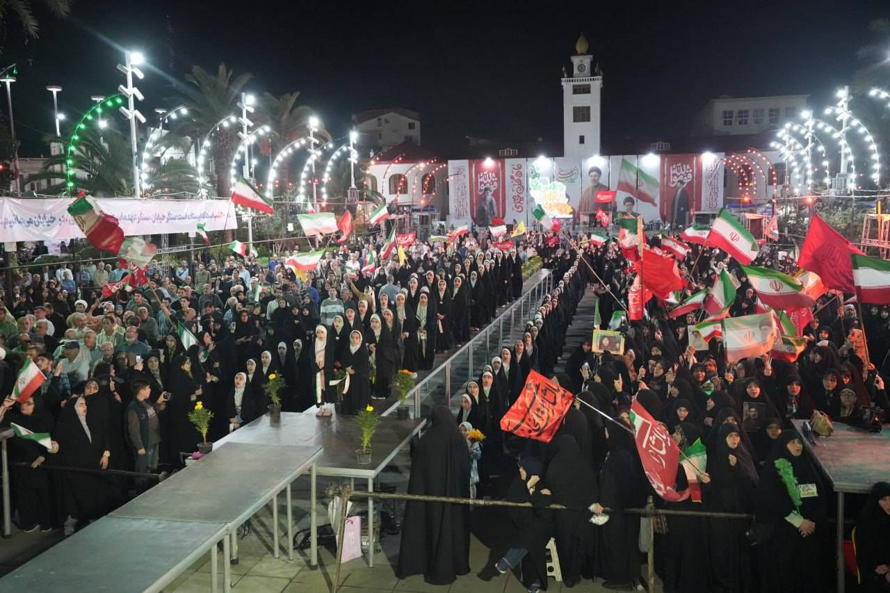 امنیتِ این سرزمین، وامدار دستانی‌ست که فرزندانشان را به راهِ ایران سپردند/  قامتِ فرماندهی که به نمایندگی از مردم ایران، پیشِ مادران شهدا خم شد