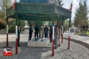 غبار روبی و عطر افشانی مزار شهید گمنام