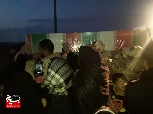 پیکر مطهر شهید گمنام بر دوش مردم روستای حیدرآباد و بستان