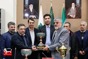 اهدای 4 جام&zwnj; قهرمانی تیم ملی هندبال به آستان قدس رضوی