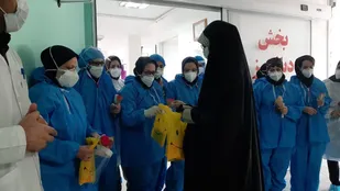 تجلیل کمیته خواهران خادم الشهدا سمنان از کادر درمانی بیمارستان کوثر این شهر+ تصاویر