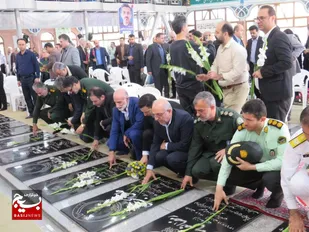 گلباران مزار شهدا همزمان با هفته دفاع مقدس در  گیلان