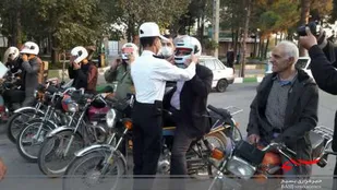 اهدای کلاه ایمنی به راکبان موتورسیکلت قانونمند شهر سرخه+ تصاویر