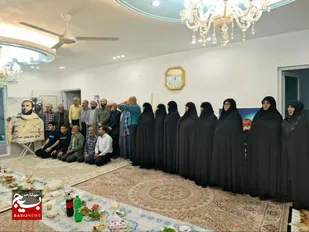 حضور اعضای ستاد هفته دفاع مقدس روستای ریکنده در منزل سردار شهید منوچهر صالحی