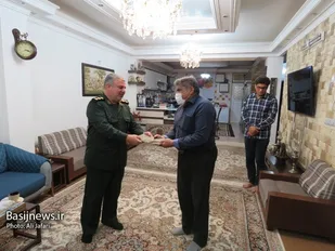 دیدار فرمانده سپاه ثار الله جزیره خارگ و هیات همراه با خانواده های شهدا