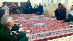 دیدارباخانواده معظم سردار شهید علی آقاطالبی توسط بسیجیان ورزمندگان گردان ۱۱۷امام حسین علیه السلام