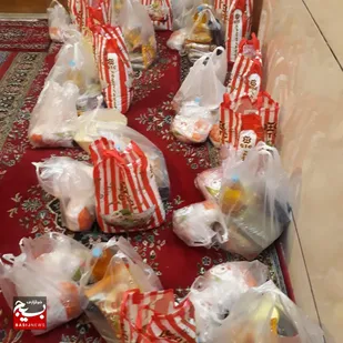 به همت پایگاه بسیج حضرت ام البنین شهرک قدس تعداد 26 بسته معیشتی  کمک های مومنانه بین جامعه هدف توزیع گردید.