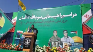 قرائت قطعنامه در راهپیمایی یوم الله ۱۳ آبان