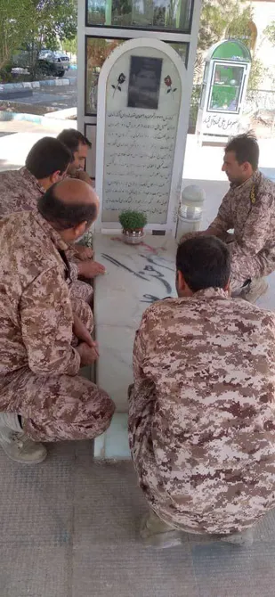 غبا روبی وعطر افشانی مزار شهید فخری زاده وشهید  علیرضاغلامی توسط رزمندگان گردان ۱۱۸ امام حسین(ع) شهرستان اردستان