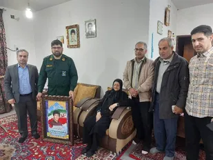باید ادامه دهنده راه شهدا باشیم و در مسیر آنان حرکت کنیم