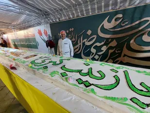 توزیع کیک ۶۹ متری ولادت حضرت زینب کبری سلام الله علیها در میدان شهدا مشهد