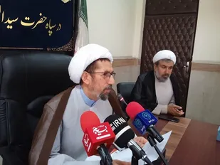عالمان عامل الگوی پاسداران هستند