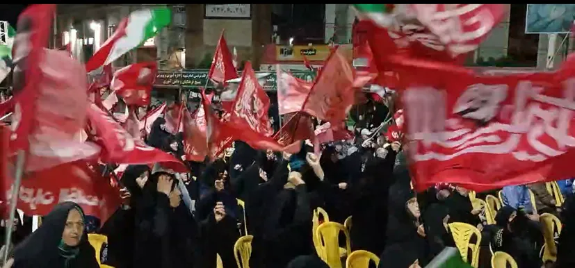 حضور مردم چالوس در دویست‌وسی‌ونهمین شب اجتماع؛ ایستادگی زیر باران
