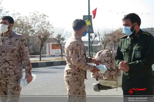 توزیع ماسک توسط بسیجیان نهاوندی به مناسبت سالگرد شهید &laquo;سلیمانی&raquo;