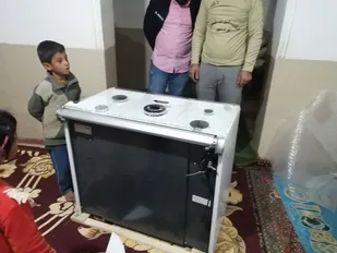 اهدای یک دستگاه اجاق گاز به خانواده&zwnj; نیازمند در روستای عشایری توتک