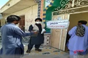 توزیع ماسک رایگان میان نمازگزان شهر گشت