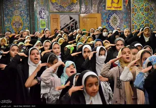مراسم نسل امام زمانی ها در خوراسگان اصفهان با اجرای سرود سلام فرمانده توسط دهه نودی ها برگزار شد.