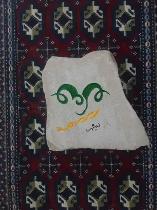 حکاکی ماجرای عید سعید قربان بر روی تخته سنگ توسط هنرمند دیشموکی