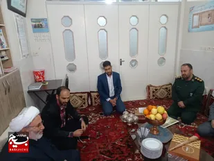 حضور معاون دانش و پژوهش سپاه قم در منزل پدر شهید مدافع حرم مهدی علیدوست