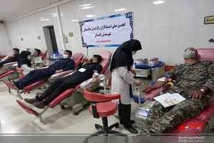 اهدا خون بسیجیان حوزه سلمان فارسی کارگری سپاه ناحیه زاهدان