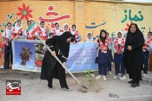 کاشت نهال در دبستان دخترانه تلاش ناحیه یک اهواز به یاد شهدای میناب