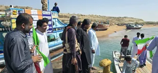 پرچم ایران بر فراز اسکله رمین؛ ادای احترام به حماسه صیادان