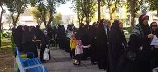 همایش پیاده روی به مناسبت آغاز هفته دفاع در نجف آباد برگزار شد