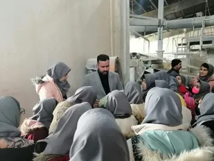 بازدید دانش آموزان بهارستانی از کارخانه دستمال کاغذی ایران نیلوفر