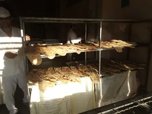 توزیع نان رایگان بین نیازمندان