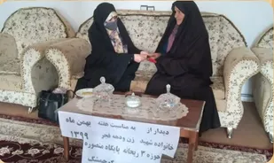 خانواده شهدا اسوه ایستادگی هستند