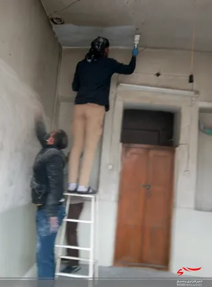 اقدامات گروه جهادی شهدای حوزه ۱۲ بقیه الله (عج) در راستای زنگ آمیزی خانه نیازمندان و سالخوردگان