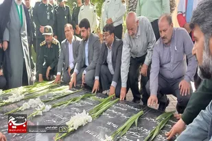 عطرافشانی گلزار شهدای گمنام ملایر به مناسبت سالروز آزادسازی خرمشهر